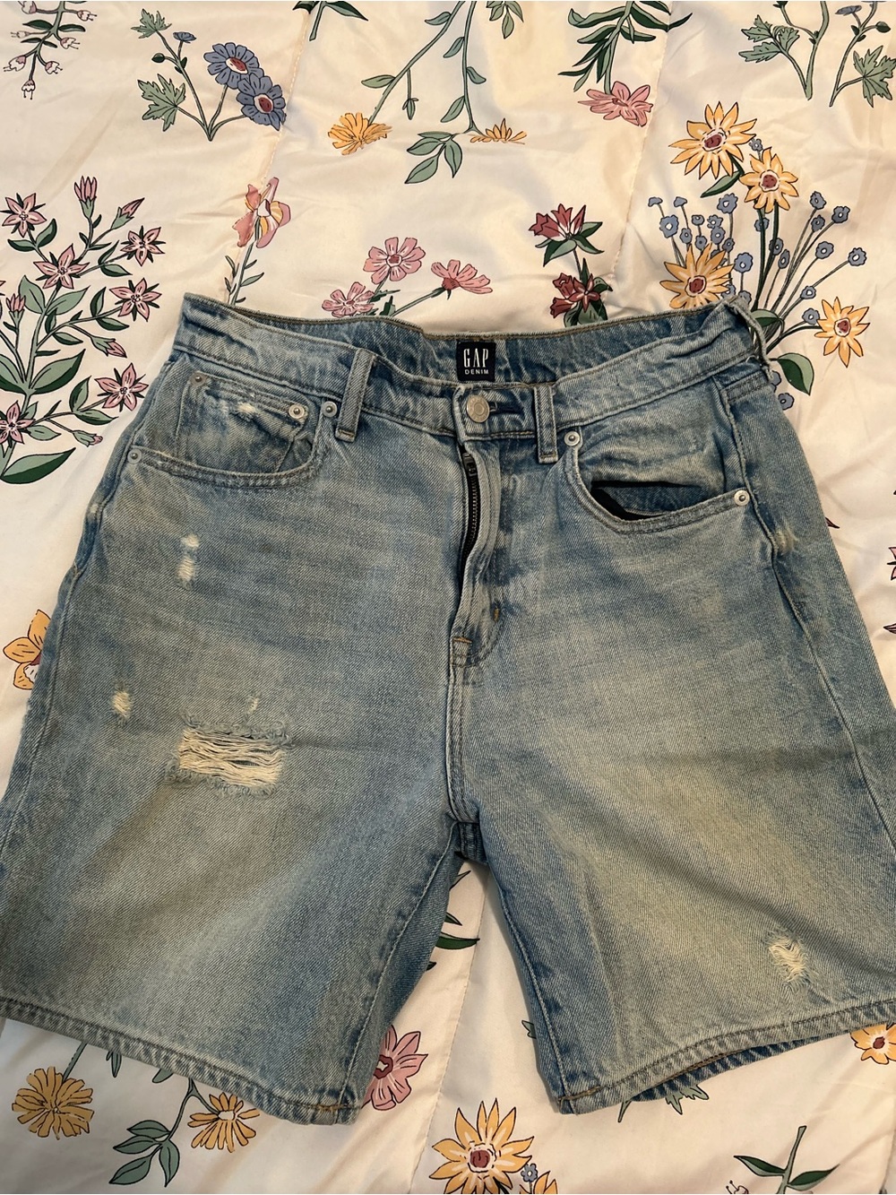 🌻GAP women’s Light Blue Distressed Denim Shorts🌻